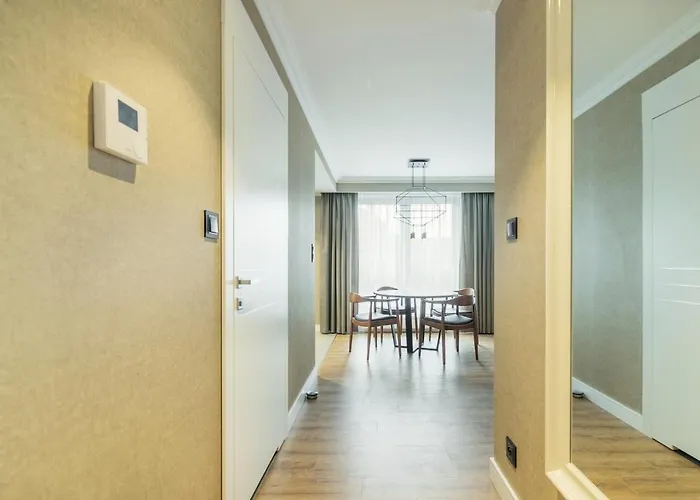 Grand - Prestigious Victoria Апартаменти *